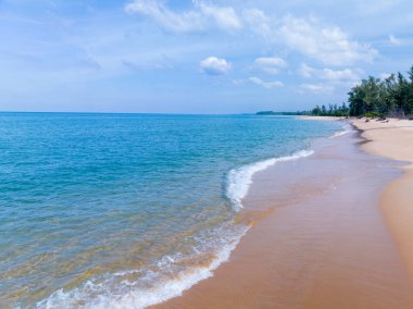 Yaz denizi arka planı, kumlu kıyılara çarpan dalgaların hava görüntüsü, deniz yüzeyi okyanus dalgaları arka plan