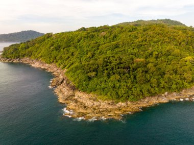 Phuket Tayland 'da dağları olan deniz manzarası, yaz mevsiminde açık denizde güzel deniz manzarası, doğa çevre ve seyahat arka planını kurtardı.