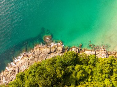 Phuket Tayland 'da dağları olan deniz manzarası, yaz mevsiminde açık denizde güzel deniz manzarası, doğa çevre ve seyahat arka planını kurtardı.