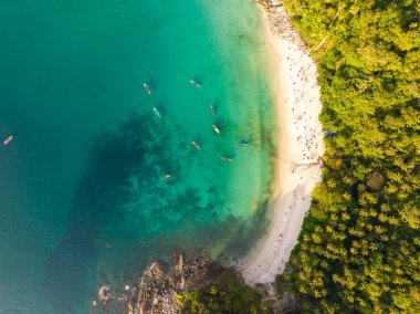 Phuket Tayland 'da dağları olan deniz manzarası, yaz mevsiminde açık denizde güzel deniz manzarası, doğa çevre ve seyahat arka planını kurtardı.