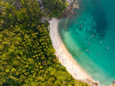 Phuket Tayland 'da dağları olan deniz manzarası, yaz mevsiminde açık denizde güzel deniz manzarası, doğa çevre ve seyahat arka planını kurtardı.