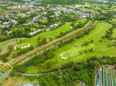 Yeşil golf sahasının havadan görüntüsü ve spor arka planı ve seyahat arka planı için yukarıdan aşağıya yeşil görüntü.