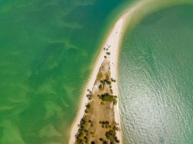 Laem 'in güzel kumlu plajının havadan görünüşü Koh yao yai adası açıklarındaydı, Tayland' ın Phang-nga eyaletindeki inanılmaz sahil seyahatleri.
