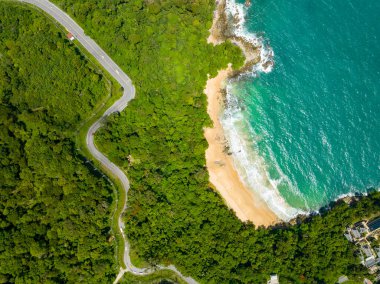 Phuket Tayland 'da dağları olan deniz manzarası, yaz mevsiminde açık denizde güzel deniz manzarası, doğa çevre ve seyahat arka planını kurtardı.