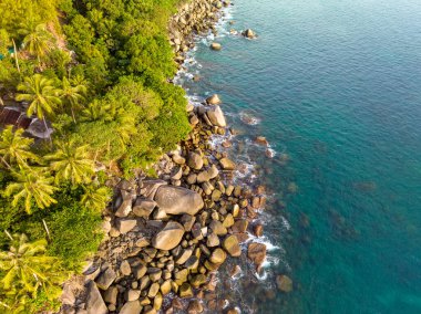 Phuket Tayland 'da dağları olan deniz manzarası, yaz mevsiminde açık denizde güzel deniz manzarası, doğa çevre ve seyahat arka planını kurtardı.