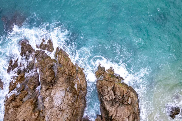 Vista Aérea Drone Tiro Olas Estrellándose Orilla Del Mar Fondo —  Fotos de Stock