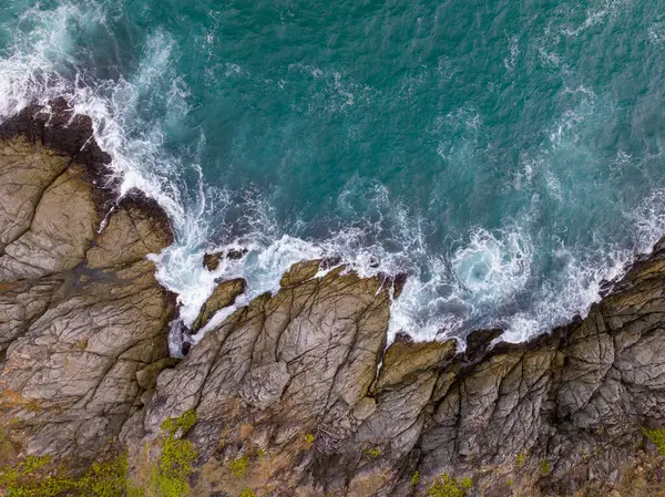 Deniz Kıyısındaki Kayalara Çarpan Dalgalar Arka Plandaki Deniz Yüzeyi Dalgaları — Stok fotoğraf