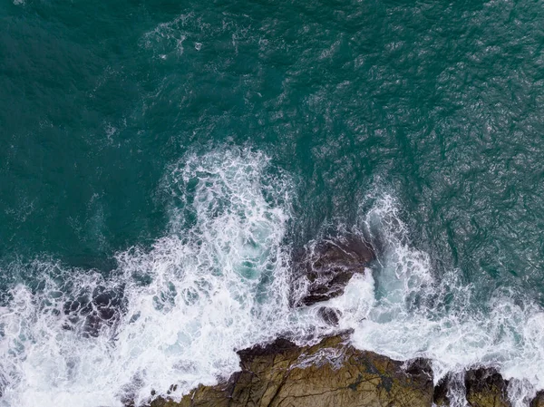 Ondas Batendo Rochas Litorâneas Vista Superior Ondas Superfície Mar Fundo — Fotografia de Stock