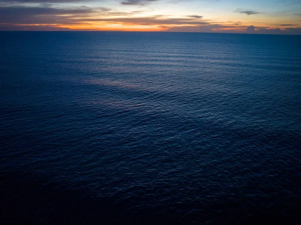 Vista Aérea Puesta Del Sol Cielo Sobre Mar Luz Naturaleza — Foto de Stock