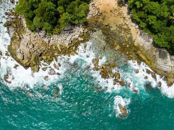 Phuket Tayland 'da dağları olan deniz manzarası, yaz mevsiminde açık denizde güzel deniz manzarası, doğa çevre ve seyahat arka planını kurtardı.