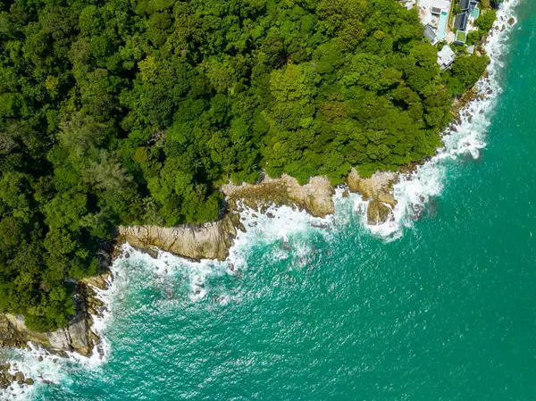 Phuket Tayland 'da dağları olan deniz manzarası, yaz mevsiminde açık denizde güzel deniz manzarası, doğa çevre ve seyahat arka planını kurtardı.
