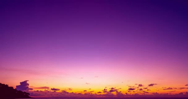 マジェスティックな夕日や日の出の空の風景の美しい4Kタイムラウンド 自然の雲の空と雲の驚異的な光が転がり カラフルな日没雲 — ストック動画