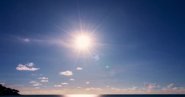 Zaman Tüneli Güneş Işınları Açık Mavi Gökyüzünde Beyaz Bulut Okyanusun — Stok video