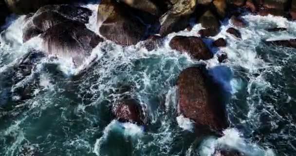 Erstaunliche Meer Große Wellen Krachen Auf Felsen Meereslandschaft Drohne Aus — Stockvideo