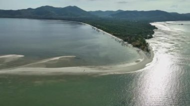 Koh Yao Yai Phang-nga eyaletindeki Laem Had Plajı 'nın havadan görünüşü, andaman denizi Phang-nga Tayland' da inanılmaz bir ada.