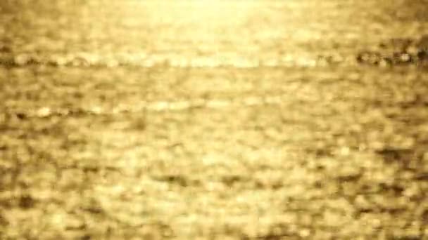 海の背景に流れるダークオーシャンウォーターの波の近く — ストック動画