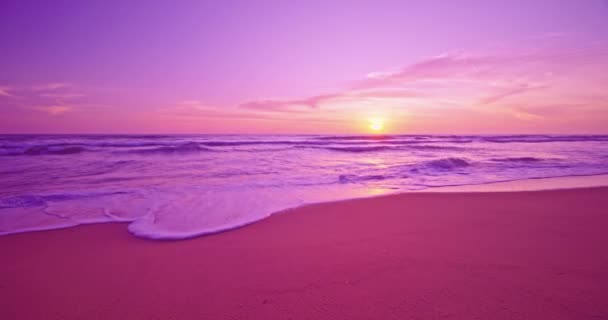 多彩的海滩在日出或日落的天空在海面上 美丽的海浪在夏季冲刷着粉红的沙滩 慢动作的海浪在海滨背景 — 图库视频影像