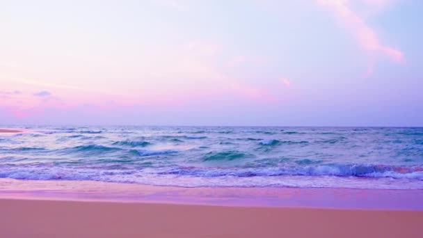 海の上の日の出や日没の空でカラフルな海のビーチ 夏の季節にピンクの砂浜の海岸に衝突する美しい波 スローモーション波の海の背景 — ストック動画