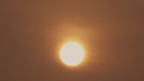 Timelapse Rayo Sol Cielo Azul Claro Nube Blanca Sobre Océano — Vídeos de Stock