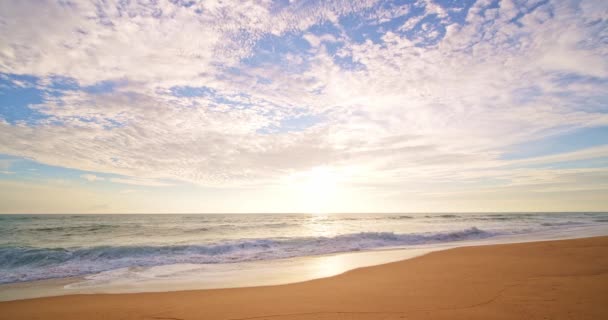 多彩的海滩在日出或日落的天空在海面上 美丽的海浪在夏季冲刷着沙滩 慢动作的海浪在海滨背景 — 图库视频影像