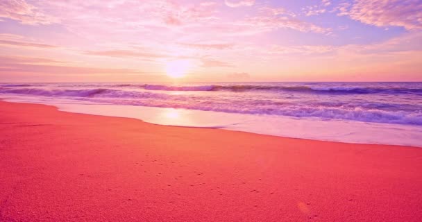 海の上の日の出や日没の空でのカラフルな海のビーチ 夏のシーズンに砂浜に衝突する美しい波 低い動き波海のビーチの背景 — ストック動画