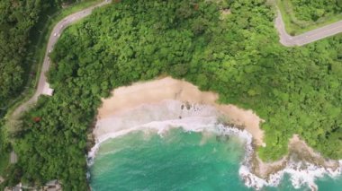 Okyanus yolundaki deniz taşlarının insansız hava aracı kamerası, güzel deniz yüzeyi, Phuket Adası Tayland 'daki kayalıklara çarpan inanılmaz deniz dalgaları, 4k' lık hava aracı görüntüler.