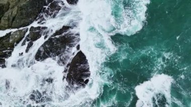 Hava aracı 4k. Yüksek kalitede okyanus dalgaları arka planı, karanlık dalgalar okyanus arka planı.