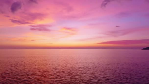 Πολύχρωμη Παραλία Του Ωκεανού Κατά Την Ανατολή Ηλιοβασίλεμα Ουρανό Πάνω — Αρχείο Βίντεο