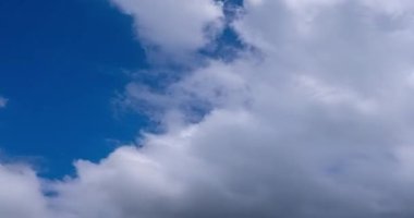Yaz mevsiminde mavi gökyüzü ve bulutlar 4K zaman atlaması, İyi hava bulutları gökyüzü arkaplanı