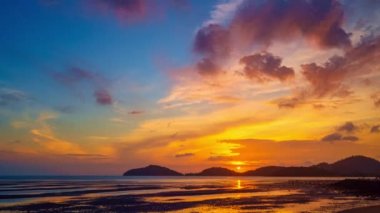 Güzel 4K Zaman atlaması Majestic gündoğumu ya da gün batımı gökyüzü manzarası, doğanın şaşırtıcı ışığı bulutlar gökyüzü ve bulutlar sürükleniyor, renkli gündoğumu bulutları zaman ayarlı, seyahat ve doğa arkaplanı