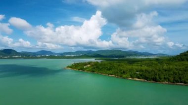 Yaz mevsiminde deniz manzarası manzarası, Phuket Adası Tayland, Timelapse gölgesi bulutları deniz ve dağ manzarası.