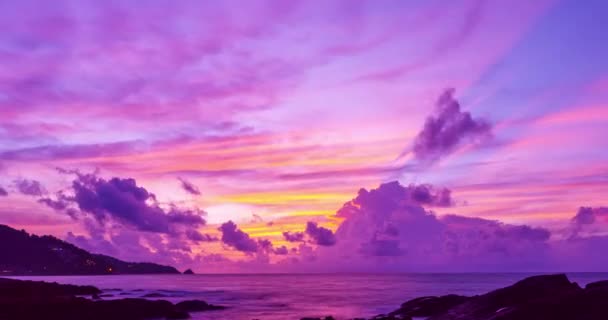 マジェスティックな日の出や日没の空の風景の美しい4Kタイムラウンド 自然の雲の空と雲の驚異的な光が転がり カラフルな日の出雲のタイムラプス 旅行と自然の背景 — ストック動画