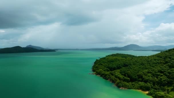 夏の季節の風景ビューの美しい海のハイラップ プーケット島タイ 海と山の風景上の島の影の雲 — ストック動画