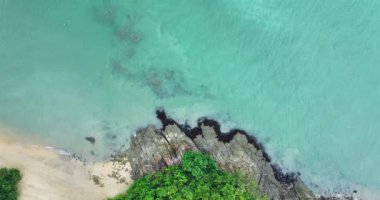 Güzel deniz yazı manzarası, dalgalar deniz suyu yüzeyi yüksek kaliteli video kuşunun görüş açısı, kumsala çarpan drone üst görüntü dalgaları.