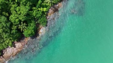 Güzel deniz yüzeyi, Phuket Adası Tayland 'daki kayalıklara çarpan inanılmaz deniz dalgaları, 4K' lık hava aracı görüntüsü.
