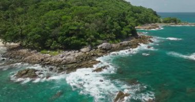 Güzel deniz yüzeyi, Phuket Adası Tayland 'daki kayalıklara çarpan inanılmaz deniz dalgaları, 4K' lık hava aracı görüntüsü.