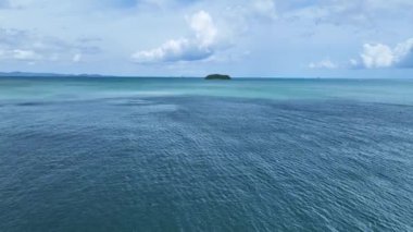 Dalgalar deniz suyu yüzey arka planı, açık deniz, güneşli bir günde kuş bakışı okyanus, deniz dalgaları su arka planı
