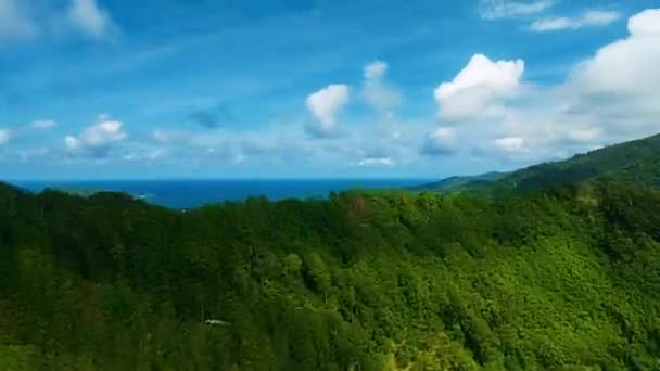 エアリアルビュードローンハイパーラプス 2023年8月 パトン市前景の山々 ポンベイプーケットタイ 美しい海の自然の背景 晴れた日の山の上のタメルプス影雲 — ストック動画