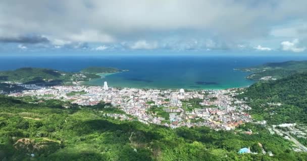 Patong Stadt Mit Bergen Vordergrund Patong Bucht Phuket Thailand — Stockvideo