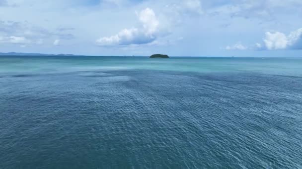 波海水の自然の背景 オープン海 晴れた日のバードの目の眺めの海 海の波の背景 — ストック動画