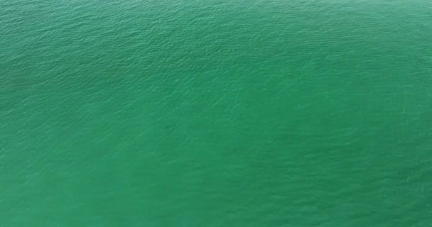 海浪水面自然背景 开阔大海 晴天鸟瞰大海 海浪水面背景 — 图库视频影像