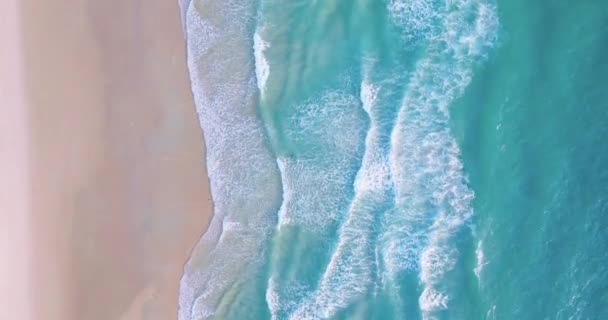 波海の水面高品質のビデオバードの視界 砂浜に衝突するドローントップビューの波 自然の海のビーチの背景 — ストック動画