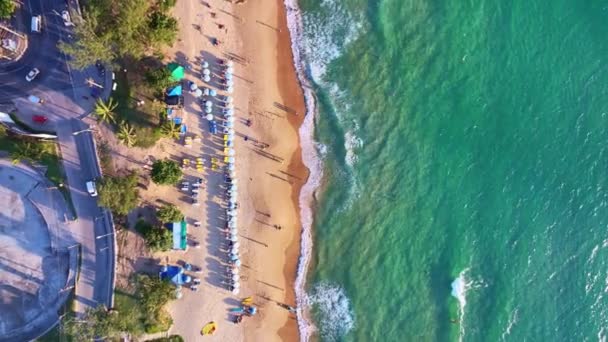 Vista Aérea Hermosa Playa Karon Con Gente Viaje Relajación Playa — Vídeos de Stock