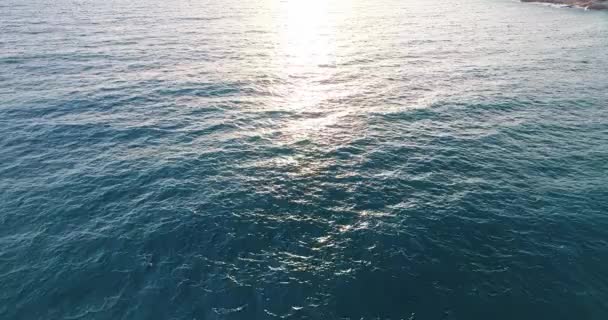 波海水の自然の背景 オープン海 晴れた日のバードの目の眺めの海 海の波の背景 — ストック動画