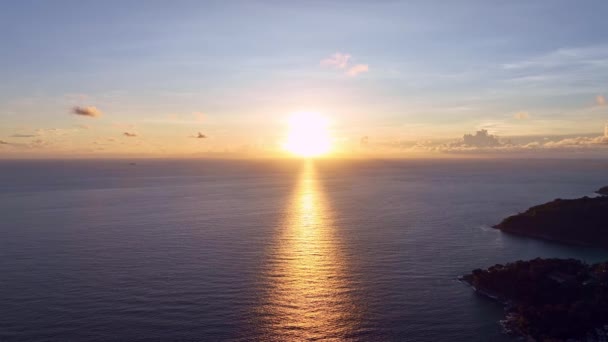 Kleurrijke Oceaan Strand Bij Zonsopkomst Zonsondergang Hemel Boven Zee Mooie — Stockvideo