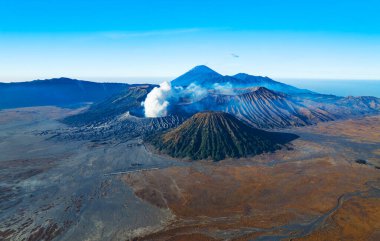 Şafak vakti Bromo Dağı yanardağının Bromo Tengger Semeru Ulusal Parkı 'ndaki Penanjakan Dağı' na bakan hava manzarası, Doğu Java, Endonezya. Doğa manzarası