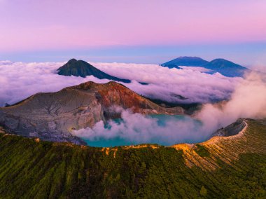 Kawah Ijen volkanındaki kayalık hava manzarası. Güneş doğarken turkuaz sülfür gölü. Endonezya, Doğu Java 'da doğa manzarası. Doğal manzara arka planı