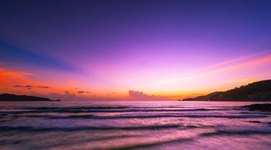 Deniz dalgaları arka plan, Doğa Güzel Işık Günbatımı ya da deniz üzerinde gün doğumu, Renkli dramatik görkemli manzara Gökyüzü, İnanılmaz bulutlar ve günbatımı gökyüzündeki dalgalar