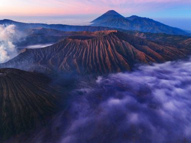 Bromo Dağı volkanı, güneş doğarken Bromo Tengger Semeru Ulusal Parkı 'ndaki Penanjakan Dağı' na bakan King Kong bakış açısından, Doğu Java, Endonezya. Doğa manzarası