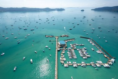 Yat ve yelkenli parkının havadan görüntüsü, liman, ulaşım ve seyahat geçmişi, yaz mevsiminde güzel deniz.